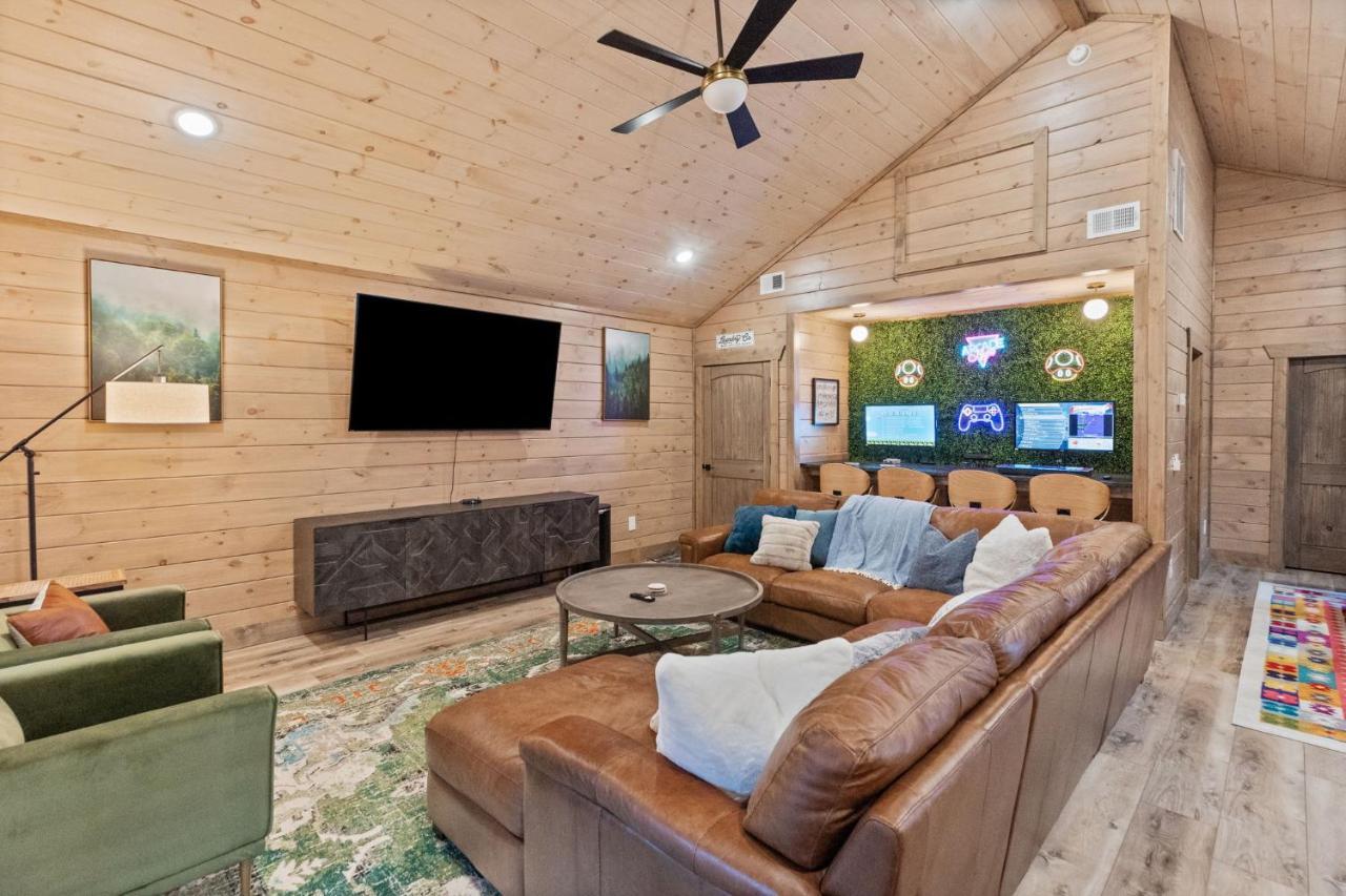 Mins To Gburg Sleeps 8 Hot Tub Arcade Area Pool Villa Gatlinburg Dış mekan fotoğraf